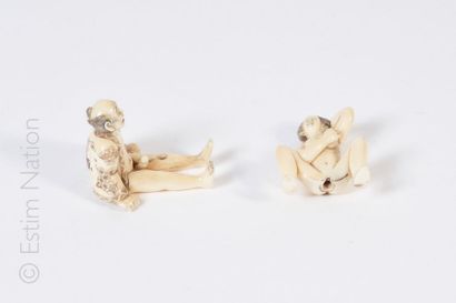 OKIMONO Petit okimono érotique en ivoire composé de deux personnages formant un couple.


Signé.


Japon,...