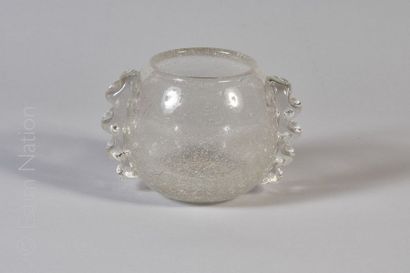 Vase boule Vase boule en verre bullé à deux anses appliquées. 


Hauteur: 15 cm -...