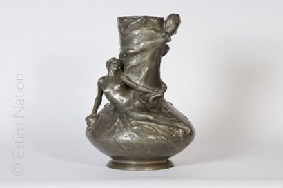 Auguste LEDRU (1860-1902) & SUSSE FRERES Important vase en étain à décor en relief...