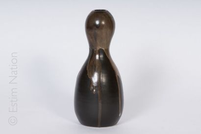 Léon POINTU (1879-1942) Vase en céramique en forme de coloquinte à fond noir à décor...