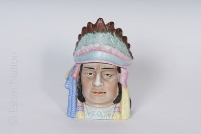 POT À TABAC Pot à tabac en porcelaine émaillée polychrome représentant une tête de...