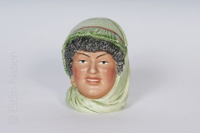 POT À TABAC Pot à tabac en céramique émaillée polychrome représentant une tête d'Algérienne.


Numéroté...