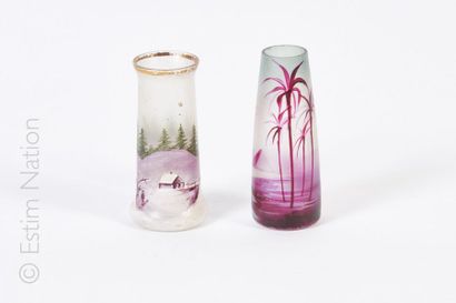 VERRERIE Deux vases miniatures en verre à décor peint l'un ovoide à décor en camaieu...
