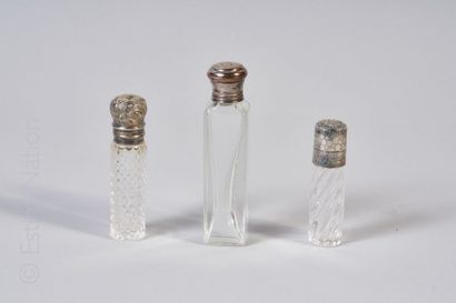 Flacon à parfum Ensemble de trois flacons à parfum comprenant : 


- Flacon à parfum...