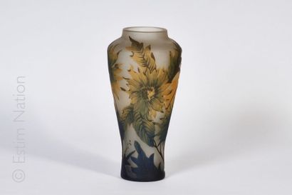 ART NOUVEAU Vase en verre multicouche à décor dégagé de fleurs de tournesol, signé...