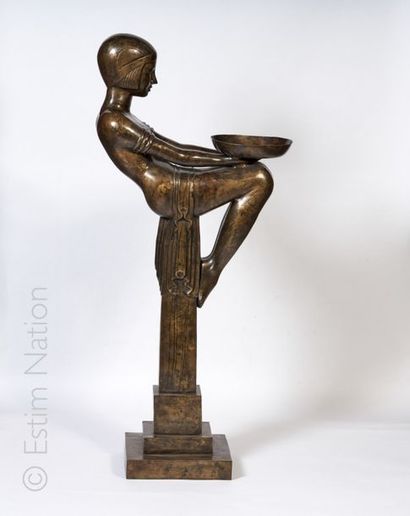 STYLE ART DÉCO Sculpture en bronze patiné représentant une jeune femme assise sur...