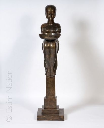 STYLE ART DÉCO Sculpture en bronze patiné représentant une jeune femme assise sur...