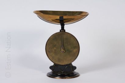 BALANCE SALTER'S IMPROVED Balance en fonte peinte noir et or et laiton
Marquée "Salter's...