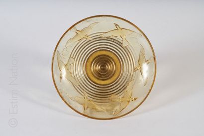 COUPE ART DÉCO Coupe en verre pressé moulé sur piédouche en métal doré et bois laqué...
