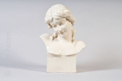 CH. RENAUD _ DEBUT XXème siècle Buste de jeune femme en céramique émaillée couleur...