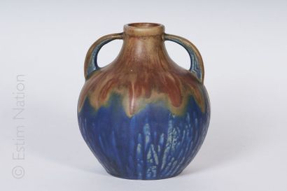 ART NOUVEAU Vase à deux anses en céramique émaillée à décor de coulures ocres et...