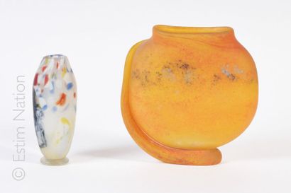 VERRERIE Vase soliflore en verre soufflé à décor moucheté bleu, jaune, rouge, blanc...