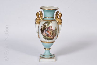 PORCELAINE DE PARIS Vase sur piédouche en porcelaine à décor imprimé polychrome de...