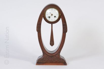 Georges de BARDYERE (1883-1941) Pendule de forme ovale en bois sculpté de motifs...