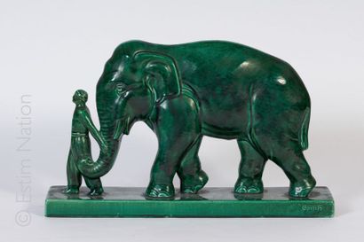 STEF - TRAVAIL ART DÉCO "Elephant et son cornac"
Sculpture en faïence émaillée verte
Signé...