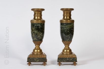 VASES COUVERTS Paire de vases couverts en bronze doré ciselé et marbre vert veiné...