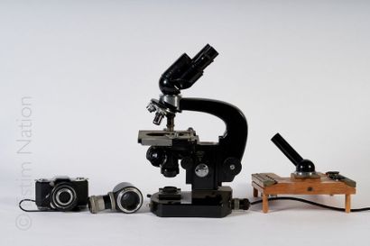 MICROSCOPE CARL ZEISS Microscope de recherche à tourelles en fonte laquée noire à...