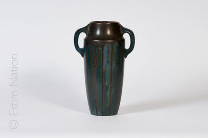 STYLE ART NOUVEAU Vase à 2 anses en faïence à décor de coulures brunes et dorées...