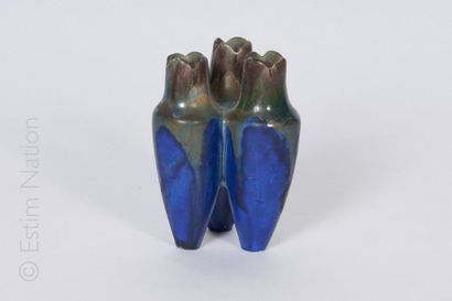 ART NOUVEAU Soliflore présentant trois petits vases en céramique émaillée à fond...