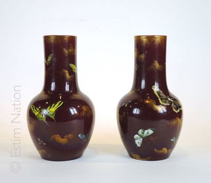 Clément MASSIER (1857-1933) Paire de vases en céramique émaillée et or sur fond rouge...