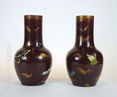 Clément MASSIER (1857-1933) Paire de vases en céramique émaillée et or sur fond rouge...