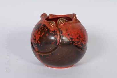 GOUDA - HOLLANDE Vase en céramique émaillée à décor moucheté orange sur fond brun,...