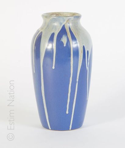 POINTU Jean (1843-1925) Vase à fond bleu à décor de coulures claires
Signé sous la...