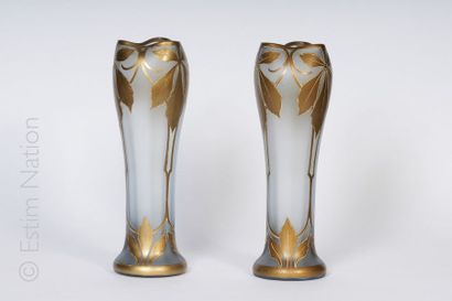 ART NOUVEAU Paire de vases à col trilobé en verre émaillé à décor stylisé de feuilles...