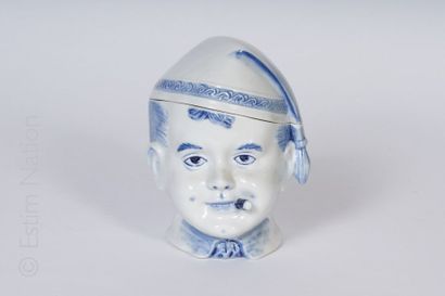 POT À TABAC Pot à tabac en porcelaine bleu et blanc représentant un enfant fumeur...