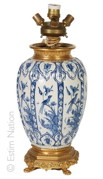 Vase balustre Vase de forme balustre en faïence émaillée à décor blanc et bleu chinoisant...