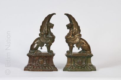 CHENETS Paire de chenets en bronze à décor de sphinges
Ht : 43 cm
Dernier quart du...