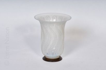René LALIQUE (1886-1945) Vase Méduse (modèle créé en 1921) en verre opalescent à...