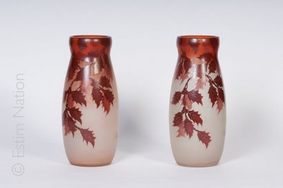 ART NOUVEAU Paire de vases en verre à décor de feuilles de houx sur fond nuancé orange....