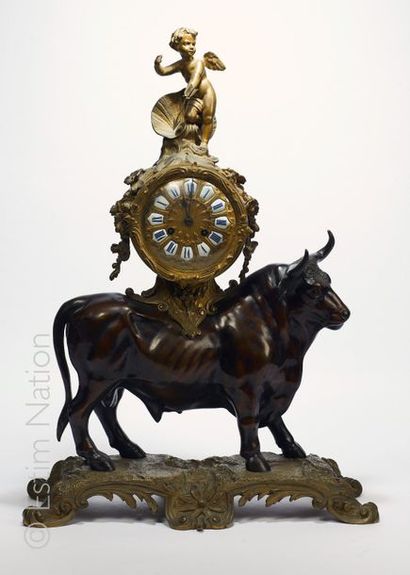 PENDULE Importante pendule en bronze naturel et à patine brune figurant un taureau...