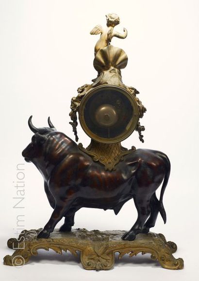 PENDULE Importante pendule en bronze naturel et à patine brune figurant un taureau...