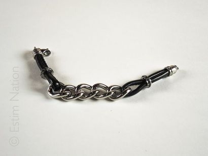 BRACELET CUIR ET ACIER Bracelet cuir orné de mailles en acier et strass