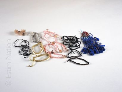 LOT DE BIJOUX DIVERS Important lot de bracelets en coton