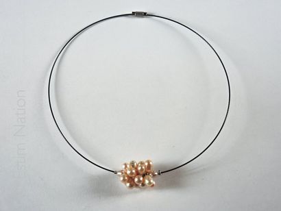 COLLIER PERLES Collier câble orné d'une grappe de perles d'eau douce