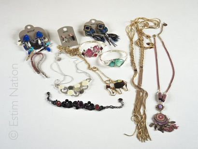 LOT DE BIJOUX DIVERS Lot de 12 bijoux divers, certains avec leur étiquette d'ori...
