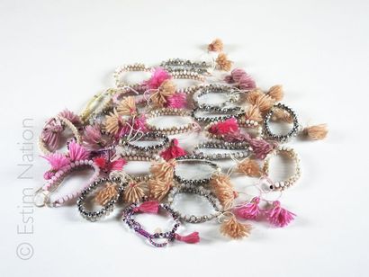 Lot de bracelets Lot de 22 bracelets laine et perles de couleurs