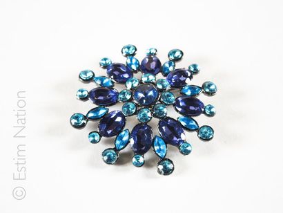 BROCHE - ANNÉES 1950-1960 Broche fleur en métal rehaussée de strass de couleurs bleu....