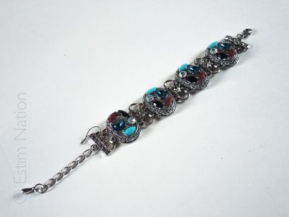 BRACELET - ANNÉES 1950-1960 Bracelet métal rehaussé de 4 médaillons ornées de pierres...