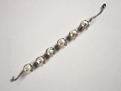 BRACELET PERLES Bracelet en acier rehaussé de 6 perles Eau Douce