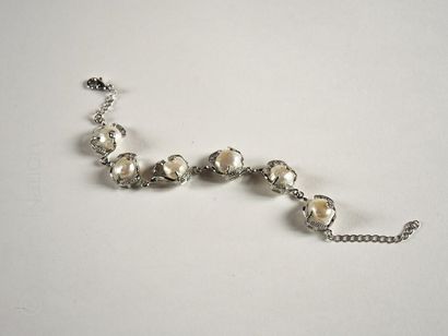 BRACELET PERLES Bracelet en acier rehaussé de 6 perles Eau Douce