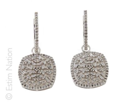 BOUCLES D'OREILLES DIAMANTS Paire de pendants d'oreilles en or gris 14K (585/°°)...
