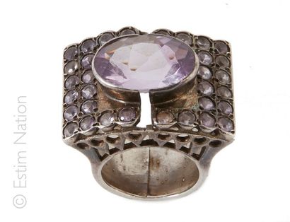 BAGUE AMETHYSTE ET QUARTZ Importante bague rectangulaire en argent (925/°°) la monture...