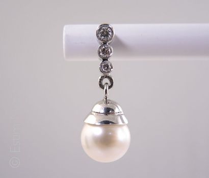 PENDANTS D'OREILLES DIAMANTS ET PERLE Paire de pendants d'oreilles en or gris 18K...
