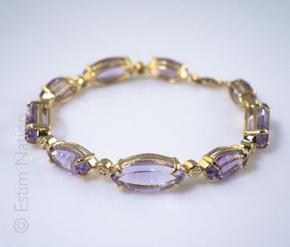 BRACELET AMETHYSTES DIAMANTS Bracelet articulé en argent doré (925/°°) rehaussé d'améthystes...