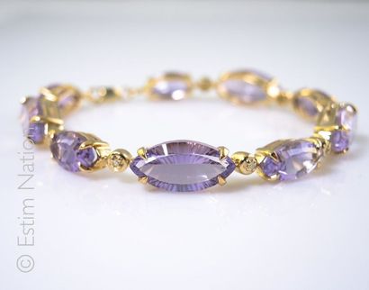 BRACELET AMETHYSTES DIAMANTS Bracelet articulé en argent doré (925/°°) rehaussé d'améthystes...