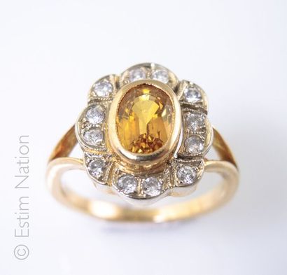 BAGUE CITRINE DIAMANTS Bague fleur en or jaune 18K (750/°°) centrée d'une citrine...